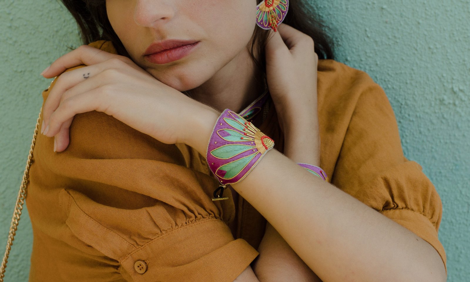 Bracelet manchette Apache Classic brodé à la main couleur mambo – bijou artisanal bohème Nahua