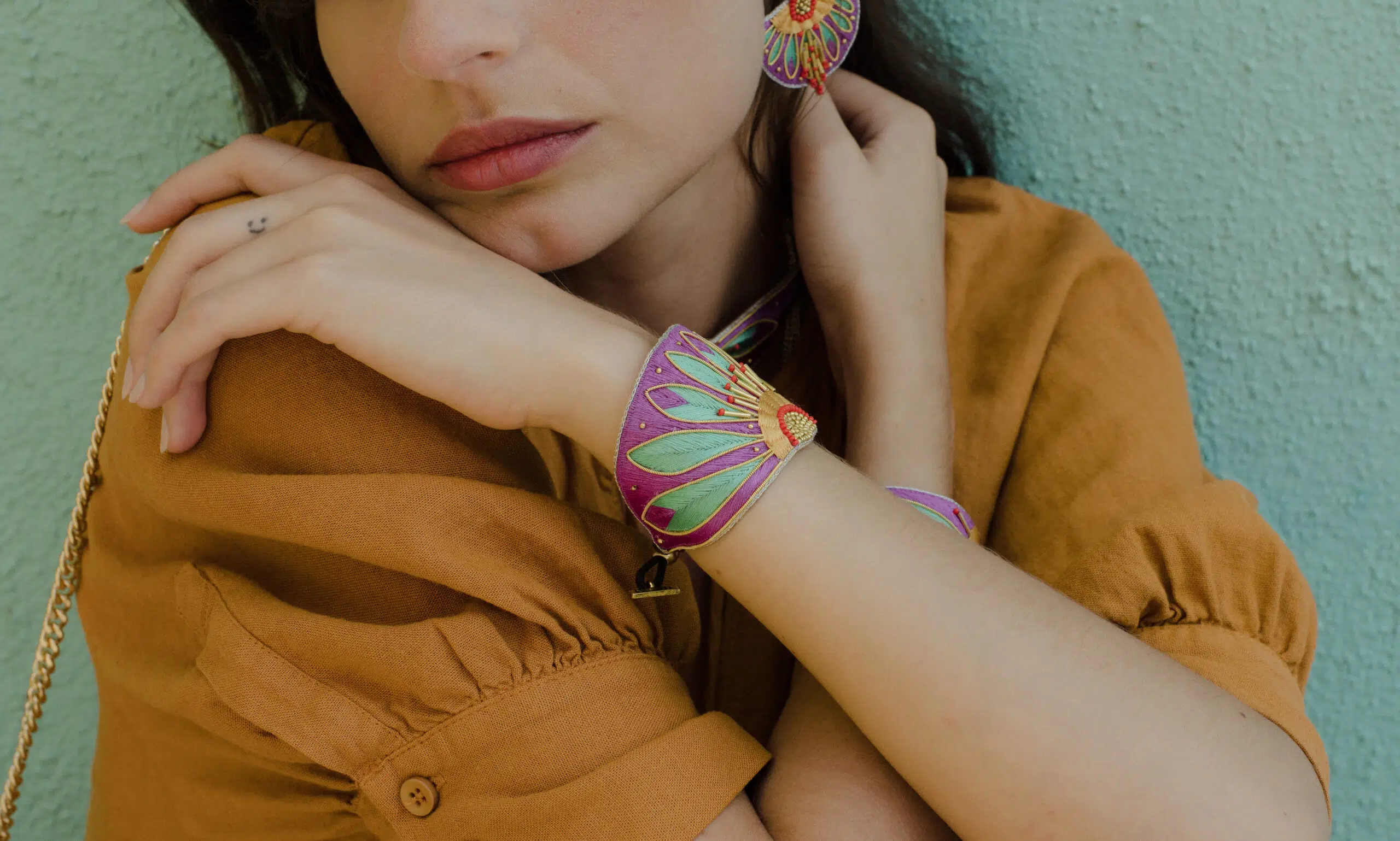 Bracelet manchette Apache Classic brodé à la main couleur mambo – bijou artisanal bohème Nahua