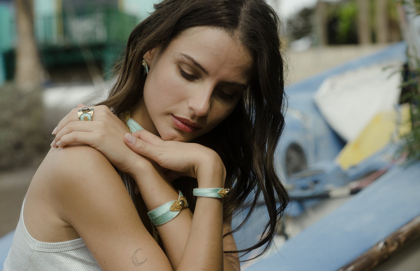 Bracelets brodés Brahma couleur Ocean portés par un mannequin – bijoux artisanaux Nahua