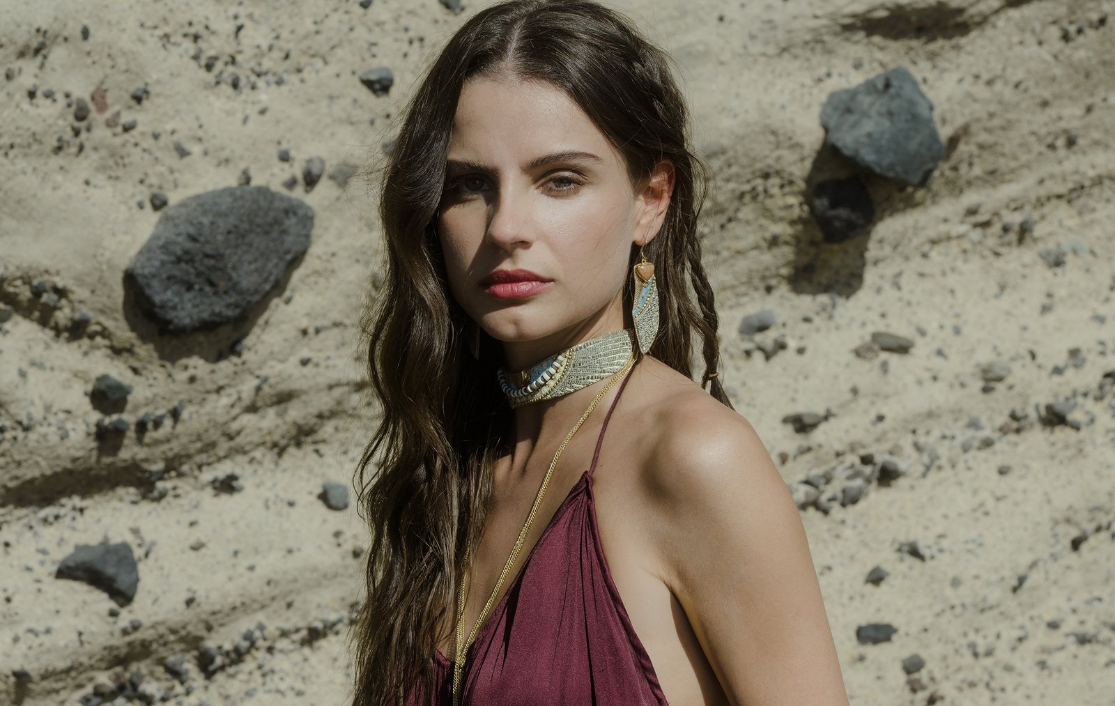 Choker Cheryle, boucles d’oreilles Chems collection Cheyenne couleur Botanica portés par un mannequin Nahua