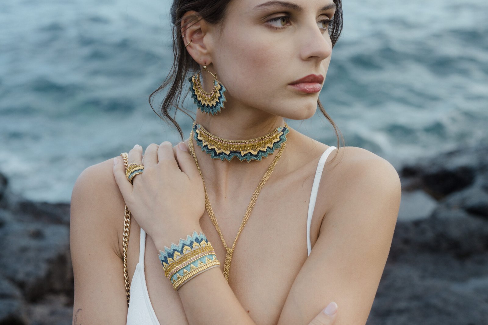 Boucles d’oreilles et collier brodés Maheswari Metal Boréal Nahua portés par un modèle