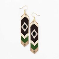 Boucles d’oreilles longues brodées Navajo Napsa marron chesnut fond studio