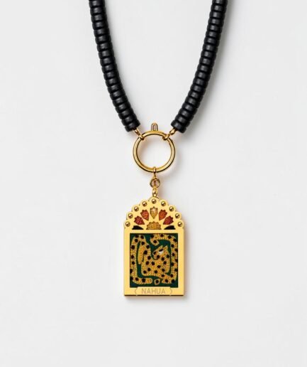 Collier Doriana de la collection Dwara par Nahua, pendentif ex-voto doré brodé représentant un léopard doré, monté sur un collier de perles noires.