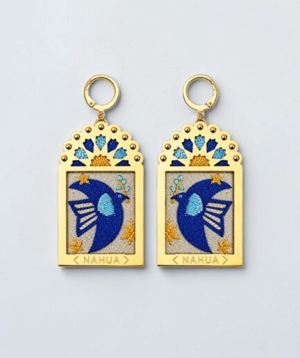 Paire de boucles d'oreilles Dorie de la collection Dwara par Nahua, ex-voto dorés brodés représentant une colombe bleue entourée d'étoiles.