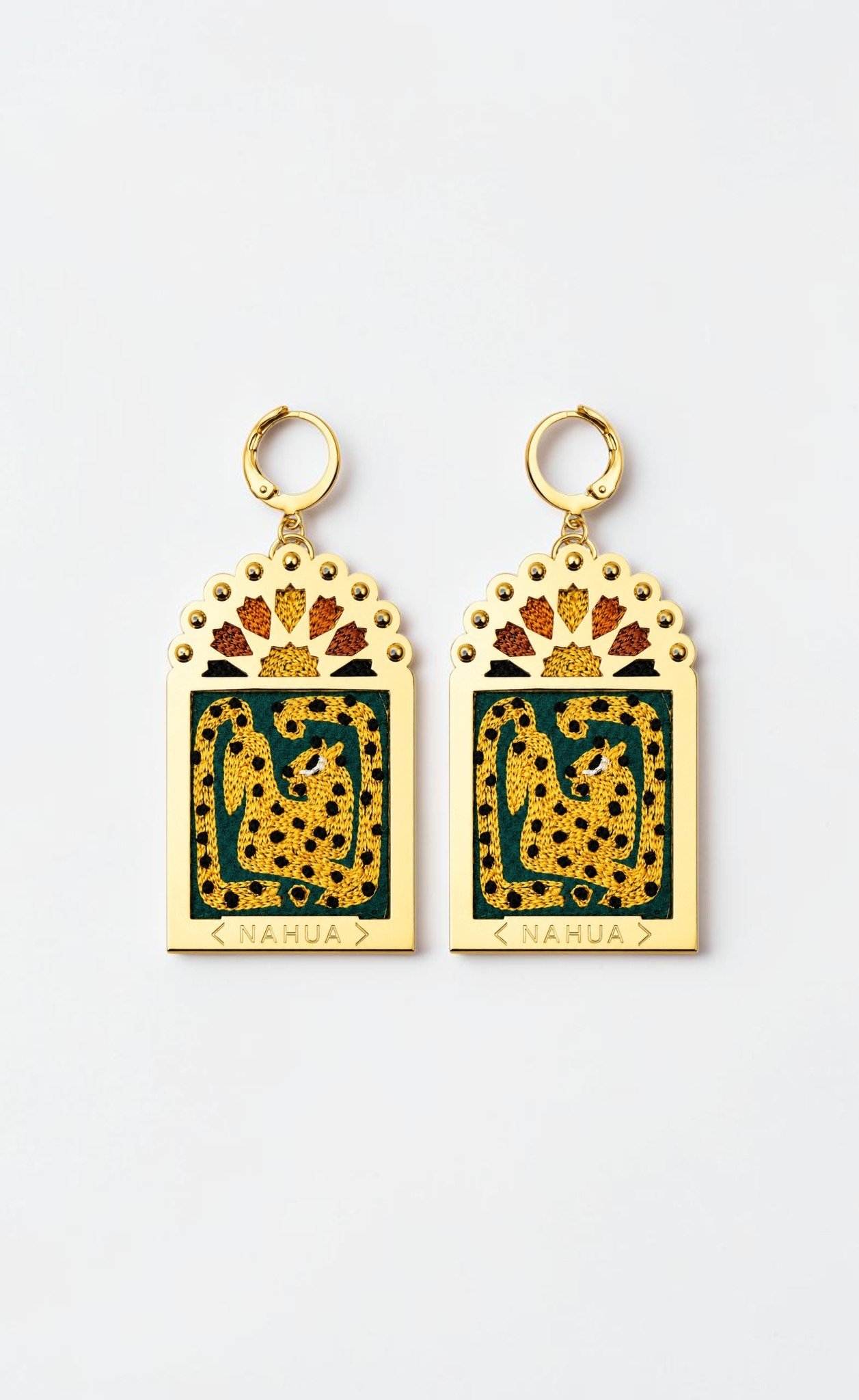 Paire de boucles d'oreilles Dorie de la collection Dwara par Nahua, ex-voto dorés brodés représentant un léopard doré tacheté sur fond vert.