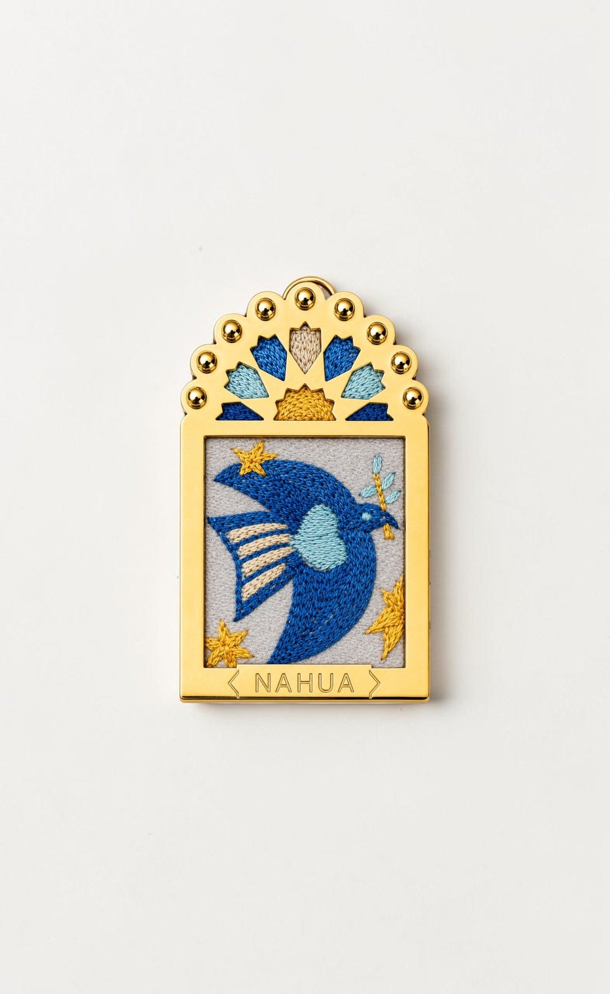 Charm Dwara Nahua en métal doré et broderie représentant une colombe bleue portant un rameau d'olivier.
