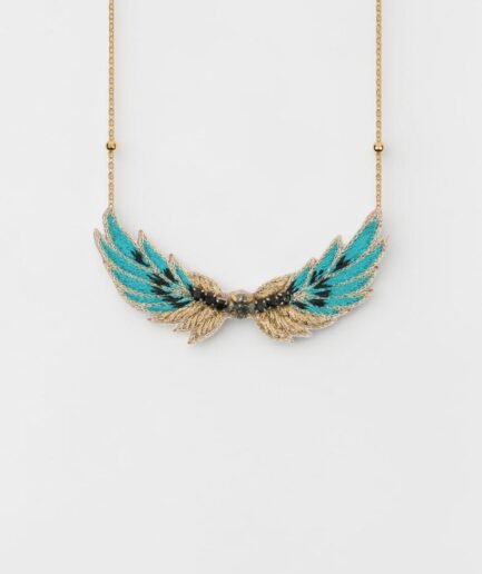 Collier court Glamwing de la collection Glamrock en coloris Teal Peacock, pendentif brodé en forme d'ailes turquoise, dorées et noires avec cristal gris, vue de face.